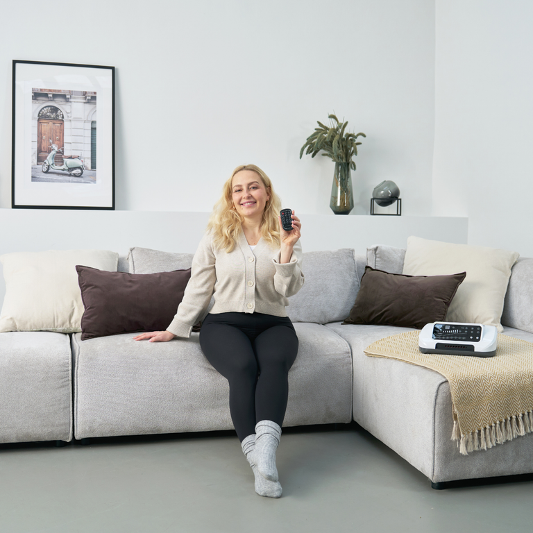 Venen Engel: frau auf sofa präsentiert pk gerät