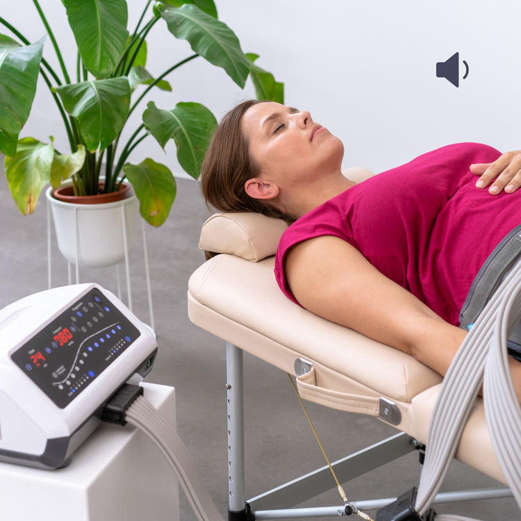 Venen Engel: Nahaufnahme Frau auf Liege mit Venen Engel Massagegerät