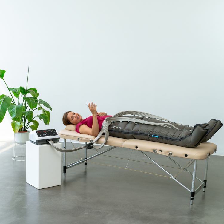 Venen Engel: Frau liegt auf Liege mit Lymphflowpants an den Beinen