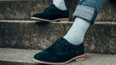 Venen Engel: Detailaufnahme, Mann mit Kompressionssocken an Füßen