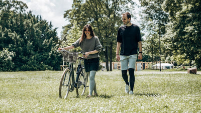 Venen Engel: Mann und Freundin auf Wiese mit Kompressionssocken an Beinen