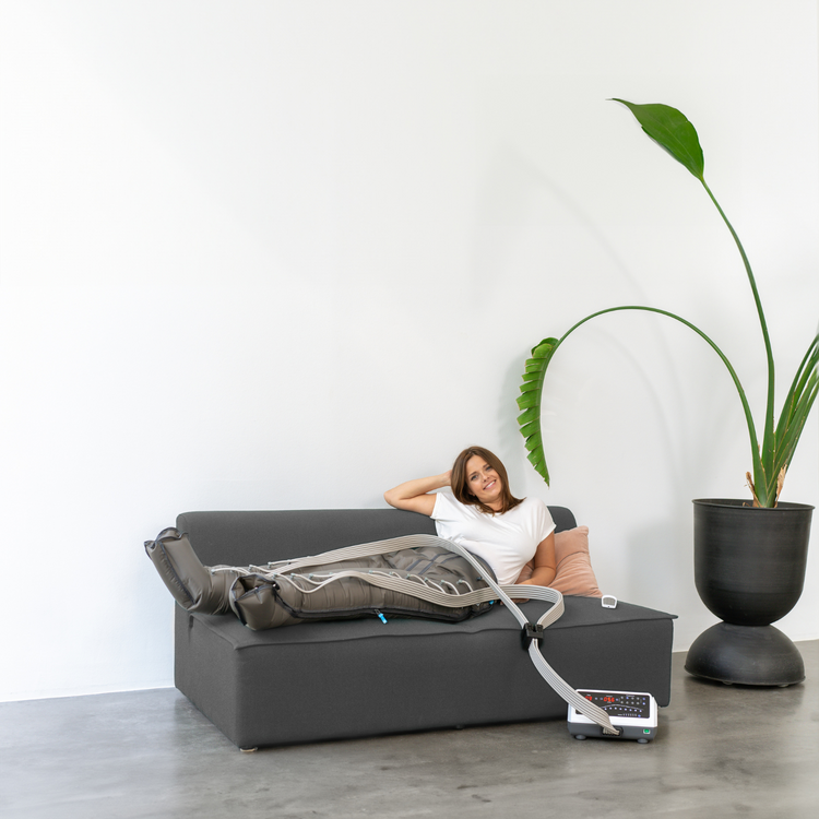 Venen Engel: Frau auf Sofa mit Lymphflowpants an den beinen