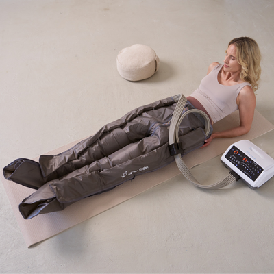 Venen Engel: frau entsapnnt mit welness venen engel auf matte