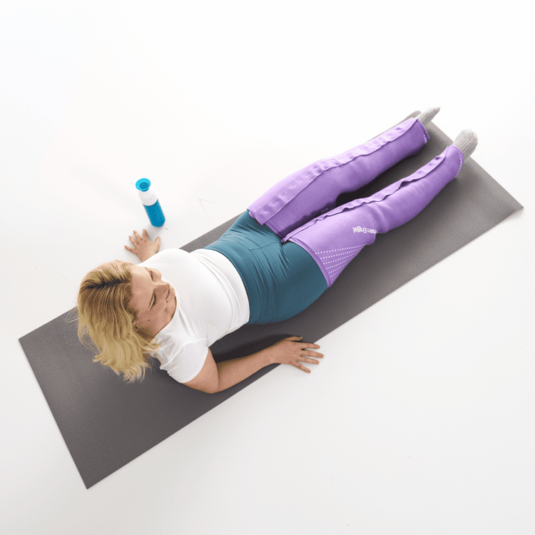 Venen Engel: Frau aus Vogelperspektive mit lila cool thermo sleeves an den beinen