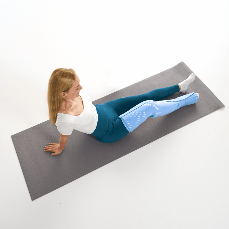Venen Engel: Frauvon oben auf Matte mit cool thermo sleeve an den beinen