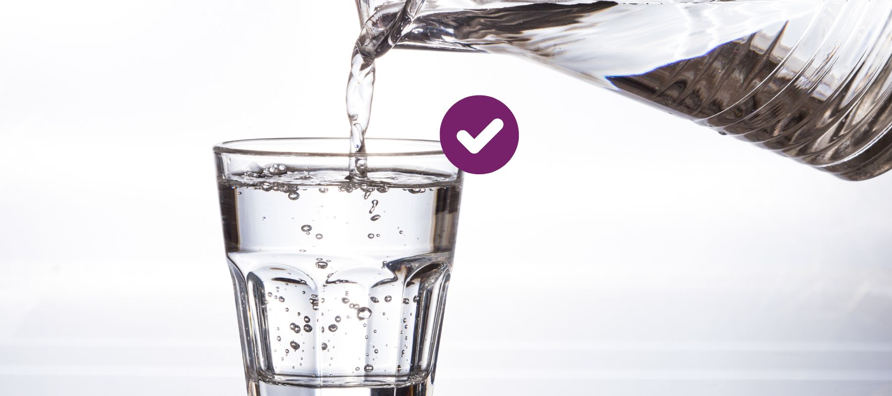 Venen Engel: Weitwinkel Aufnahme von Glas Sprudelwasser