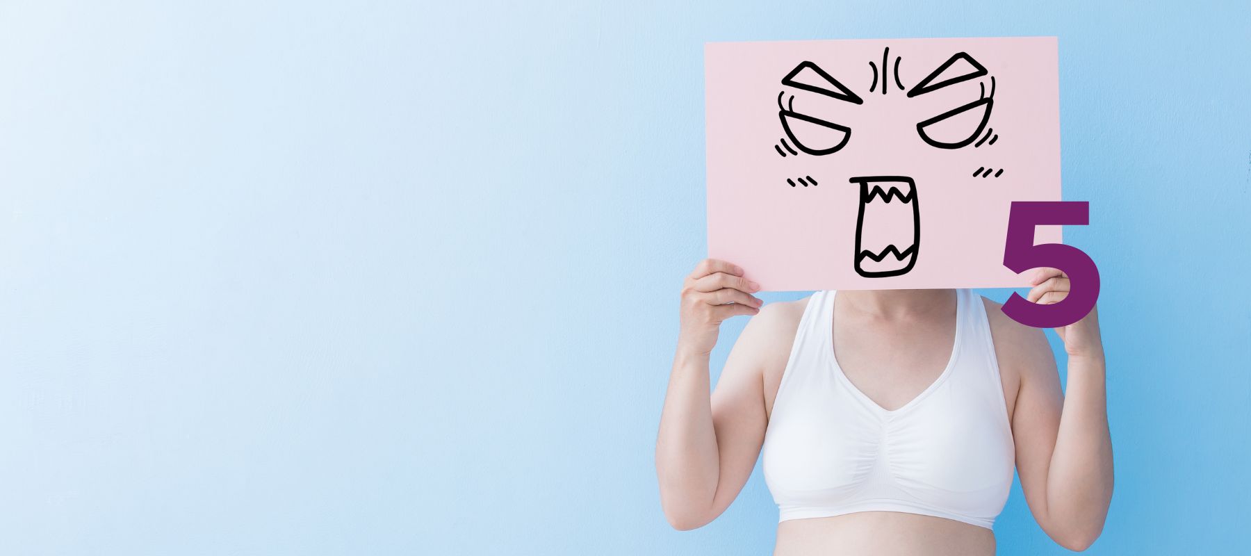 Venen Engel: Weitwinkelaufnahme von Frau die sich Plakat vor das Gesicht hält mit grumpy face darauf