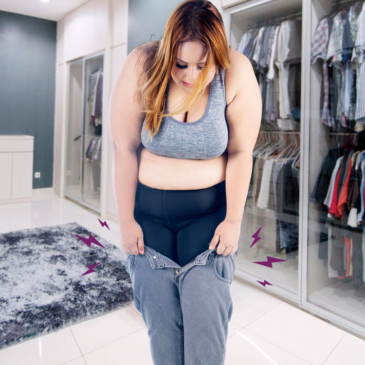 Venen Engel: Frau vor Schrank die Schwierigkeiten hat in Hose reinzukommen