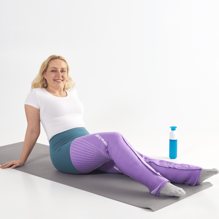 Venen Engel: Frau wendet cool sleeve an bein an