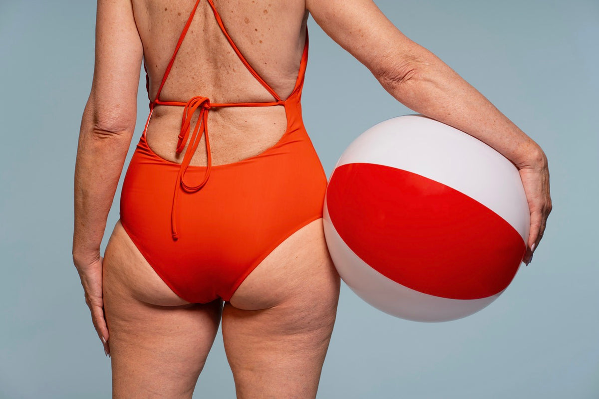Venen Engel - Frau hält eine Ball neben dem Oberschenkel als Symbol für Cellulite