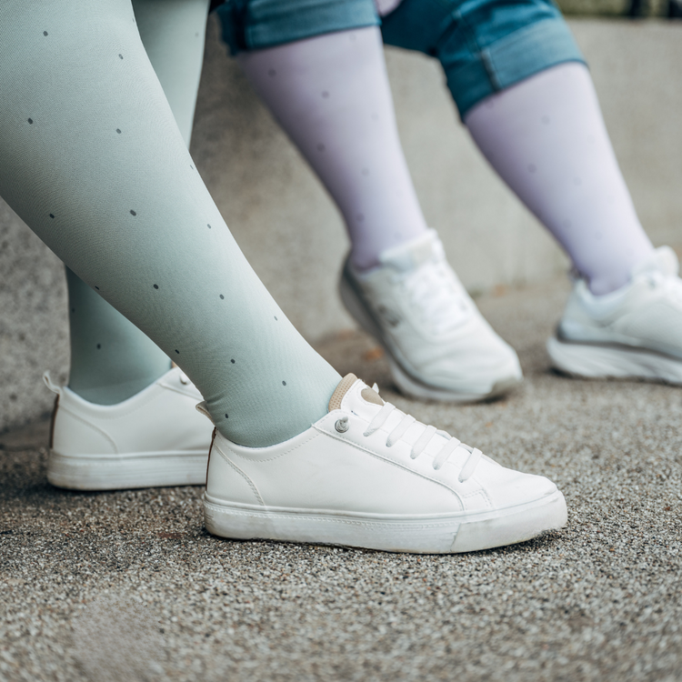 Venen Engel: 2 Paar Beine in Sneakern und Kompressionssocken