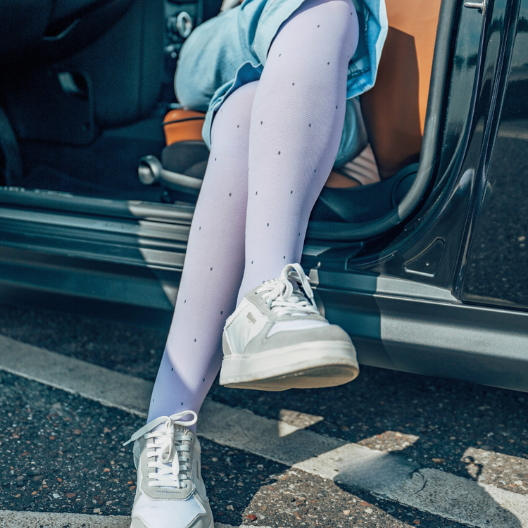 Venen Engel: überschlagene  Beine mit Kompressionssocken sitzend in Auto