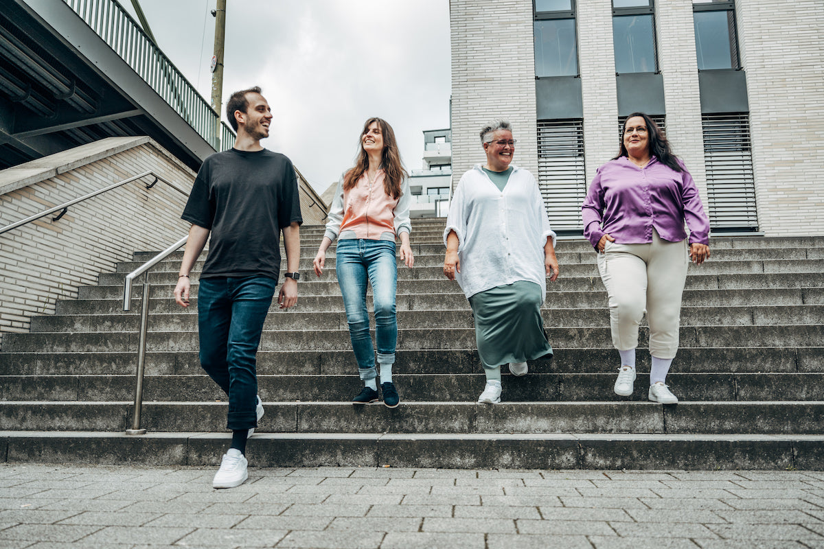 venen engel: 3 glückliche frauen und ein 1 mann gehen gut gelaunt eine treppe runter_mood bild
