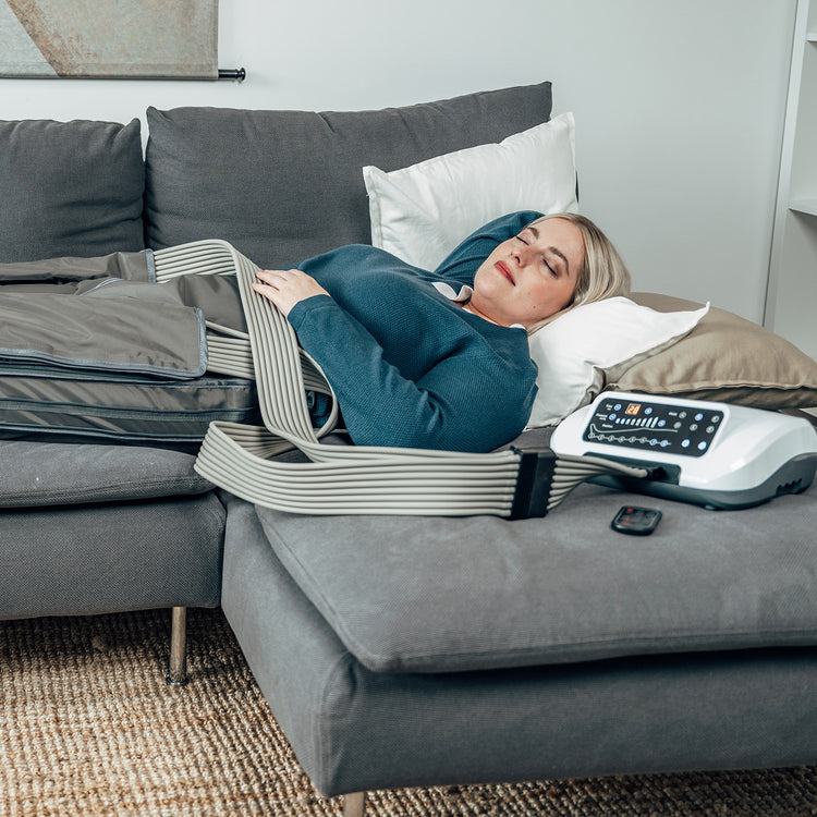 Venen Engel: Nahaufnahme frau entspannt mit Hosenmanschette auf Sofa