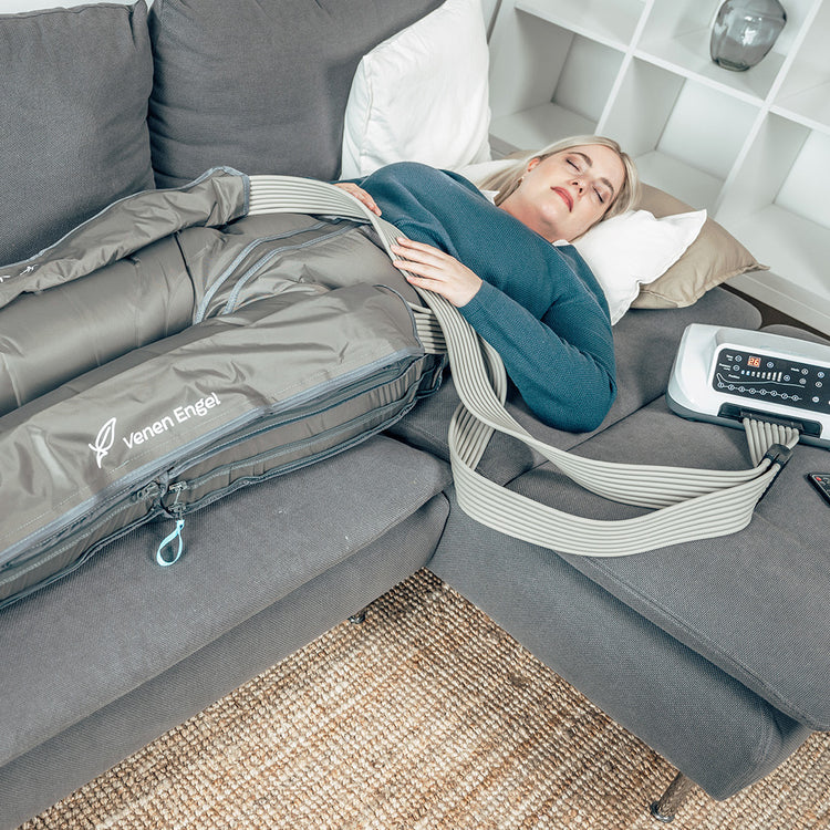 Venen Engel: Seitliche Aufnahme Frau entspannt auf Sofa mit Hosenmanschette