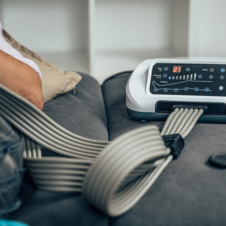 Venen Engel: Detailaufnahme von Kompressionsmassagegerät auf Sofa
