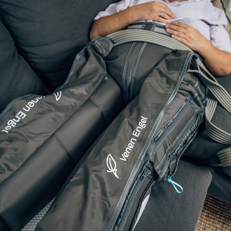 Venen Engel: Nahaufnahme Unterkörper Frau mit Kompressionsmassagegerät an Beinen