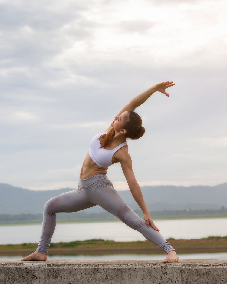 Venen Engel: Talia Menzel in Yoga Position