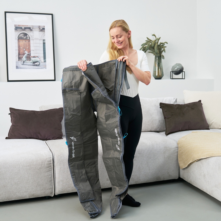 Venen Engel: Frau hält ihre Kompressionsmassagehose hoch