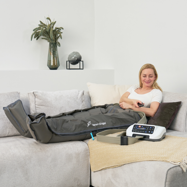 Venen Engel: frau bedient auf sofa medizinischen venen engel