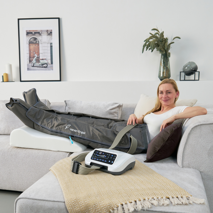 Venen Engel: Frau entspannt auf Sofa mit Hosenmanschette 