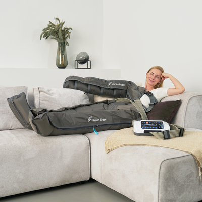 Venen Engel: Frau auf Sofa mit medical Venen Engel Hose und Armmanschette