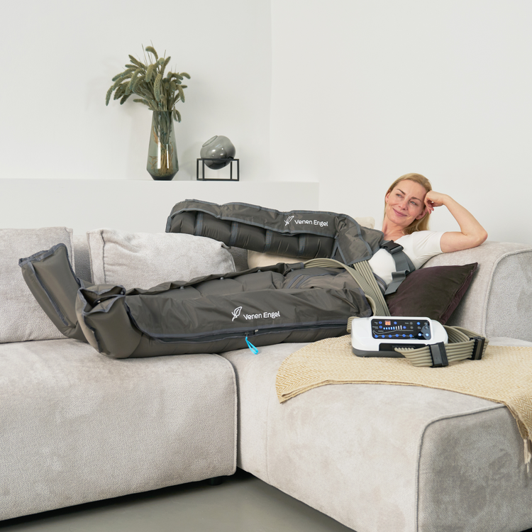 Venen Engel: Frau auf Sofa mit medical Venen Engel Hose und Armmanschette