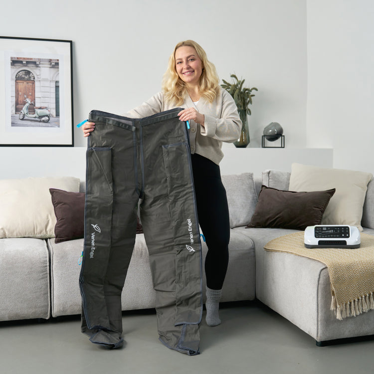 Venen Engel: frau hält medizinischen venen engel in den händen hoch