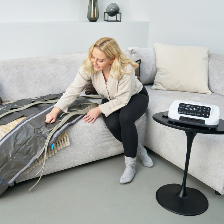 Venen Engel: frau justiert schläuche an medizinischem venen engel