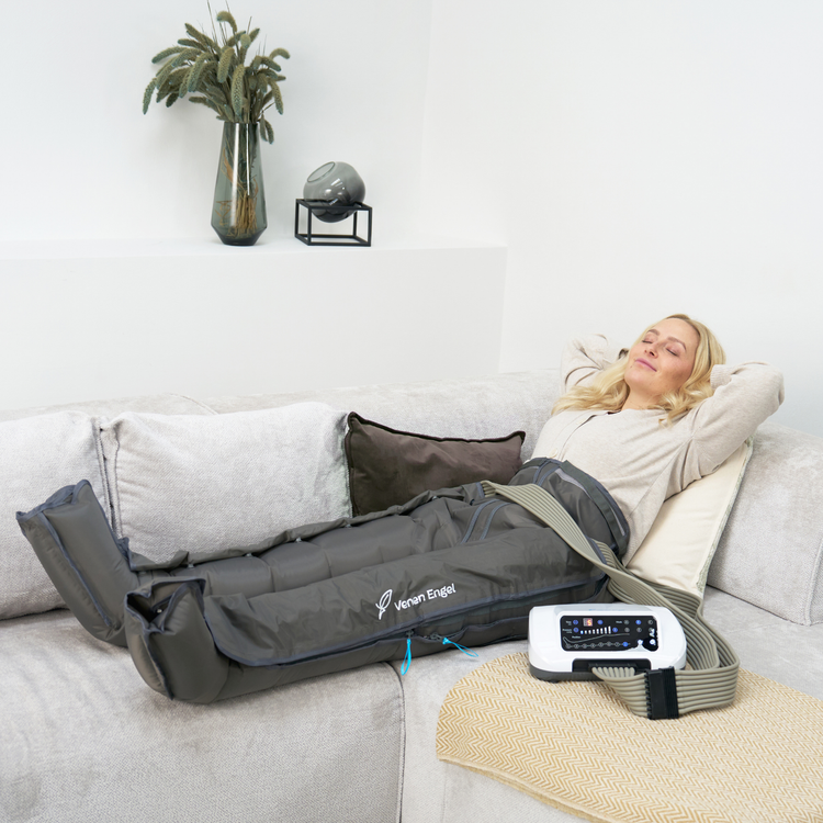 Venen Engel: frau relaxt mit medizinischem venen engel auf sofa