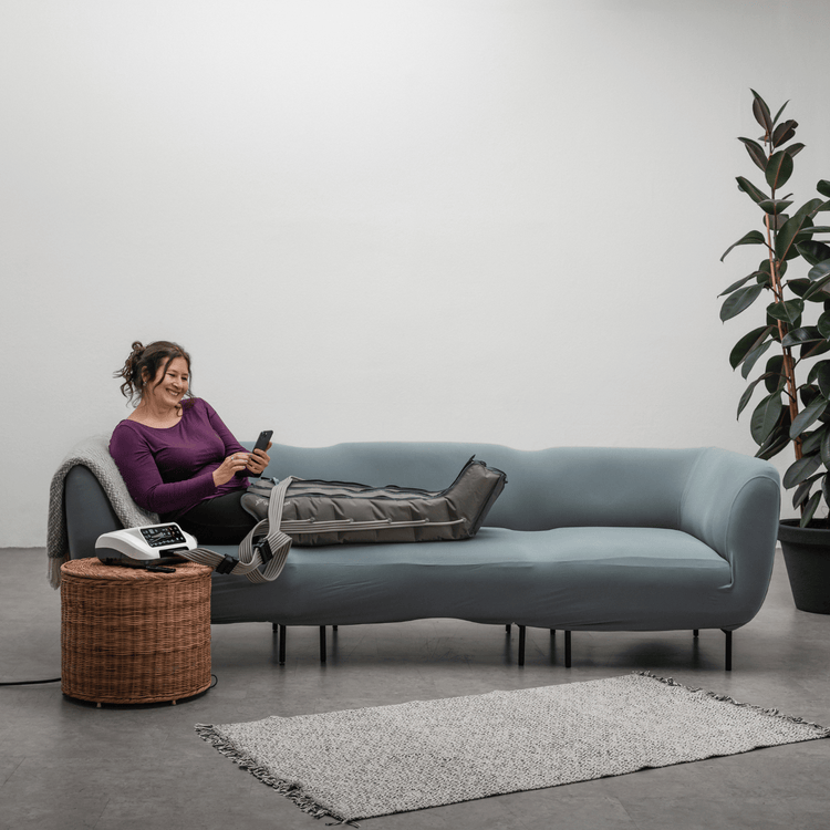 Venen Engel: Frau auf Sofa liegend wendet medizinischen Venen Engel an