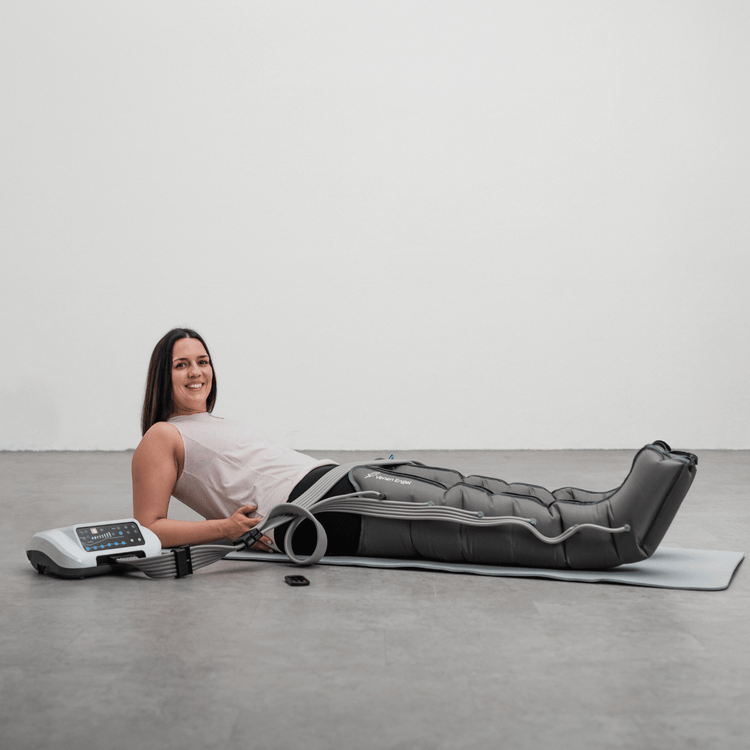 Venen Engel: Frau wendet medizinischen Venen Engel auf Trainingsmatte an