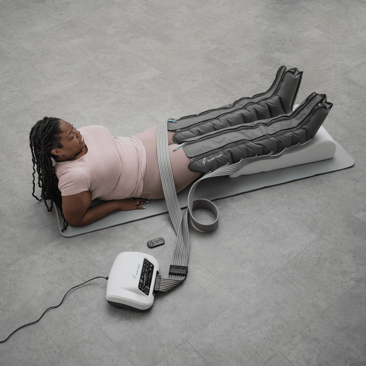 Venen Engel: Frau mit hochgelegten Beinen auf Venen Engel wendet medizinsches IPK Gerät an