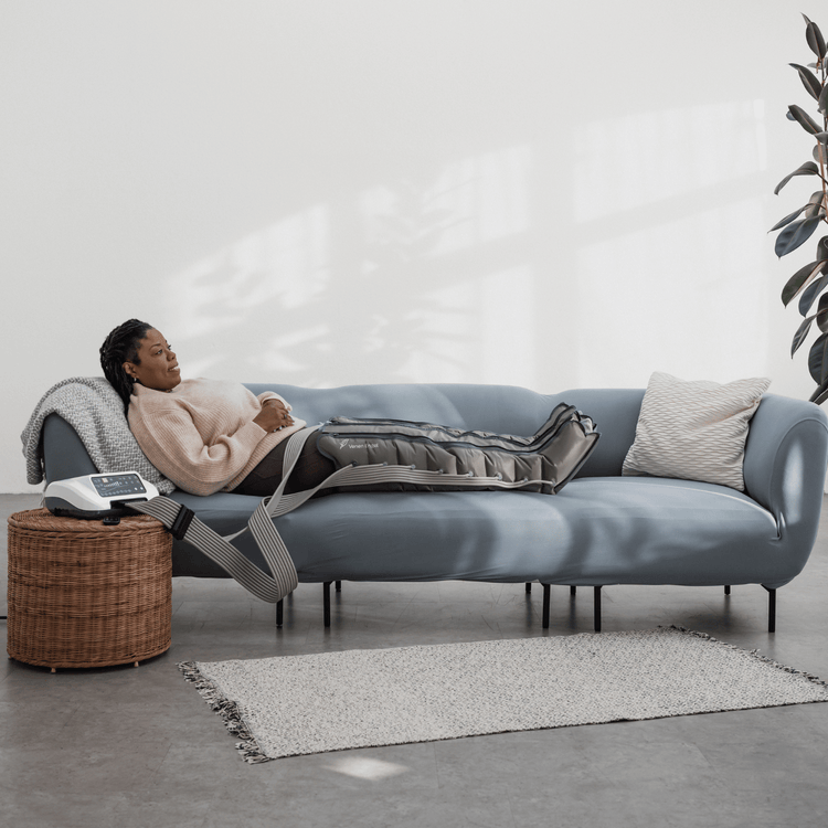 Venen Engel: Frau auf Sofa liegend mit medizinischem Venen Engel