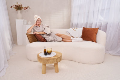 Venen Engel: beauty Fau auf sofa entspannt