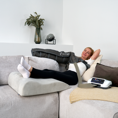 Venen Engel: Frau auf Sofa mit Lymphflow arm am Arm, Armmassage