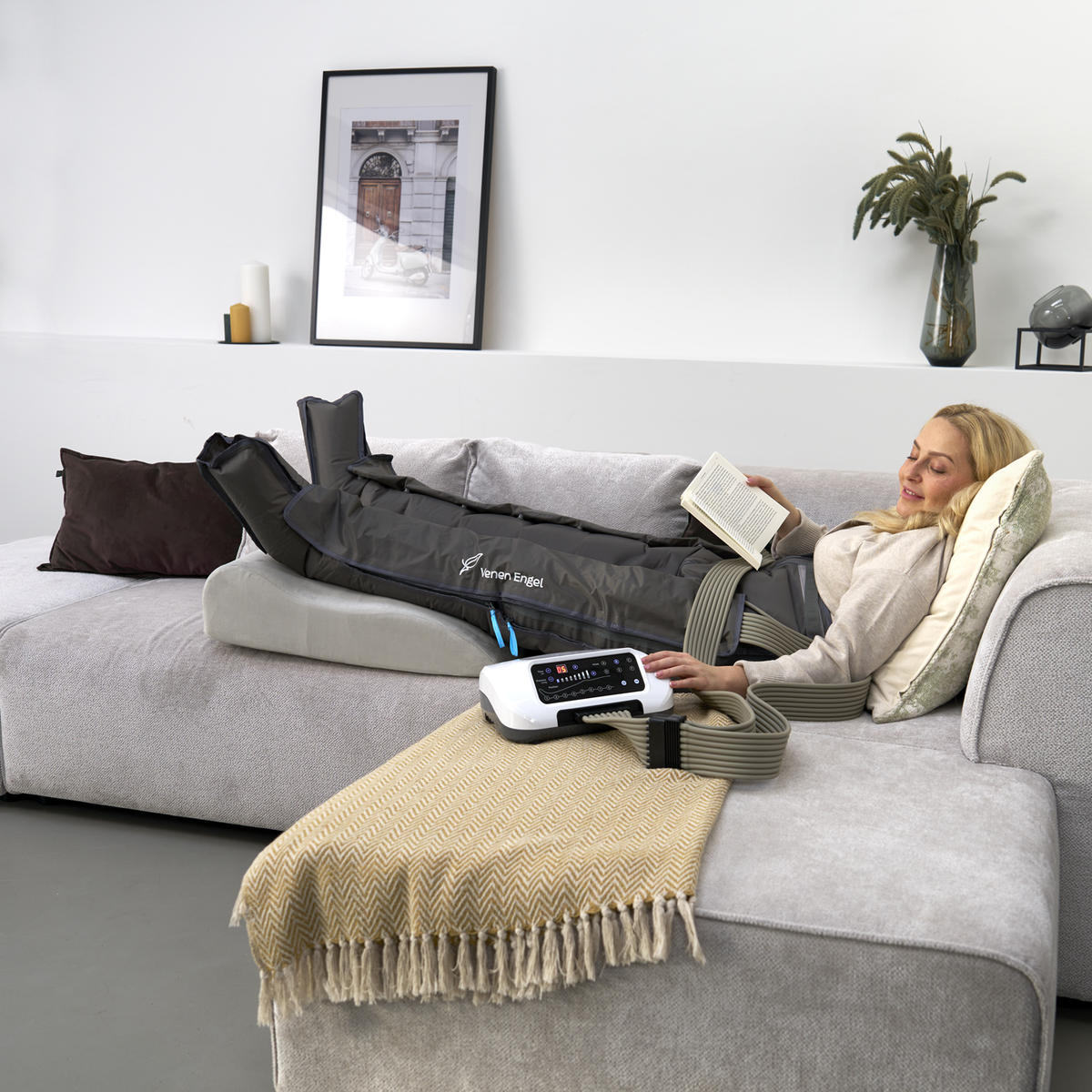 Venen Engel: Frau auf Sofa mit Venen Engel Lymphflow pants, beinmassage 