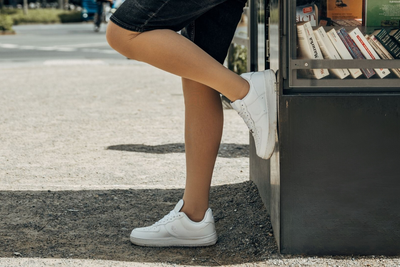 Venen Engel: Bein lehnt an Buchsäule mit Kompressionssocken