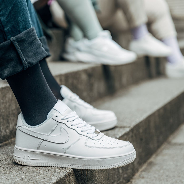 Venen Engel: Ausschnitt Beine mit Kompressionssocken sitzend auf Steintreppe