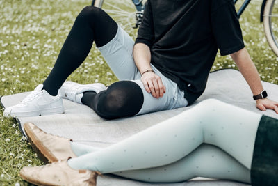 Venen Engel: Mann und Frau auf Wiese mit Kompressionssocken