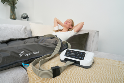 Venen Engel: frau auf sofa mit lymph flow pants