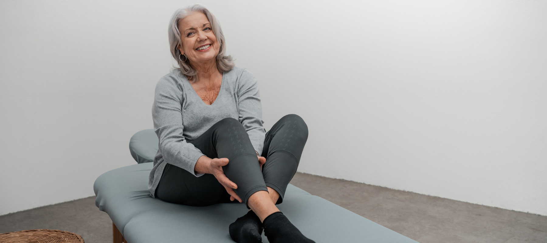 Venen Engel ältere Frau auf Massageliege Weitwinkel