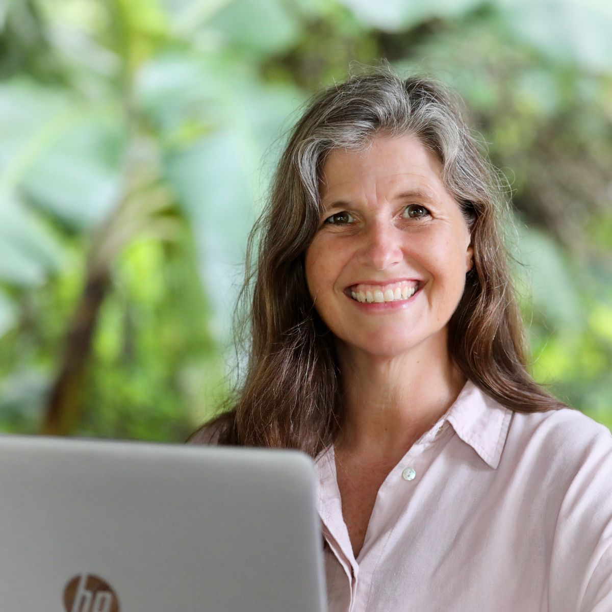 Venen Engel: lächelnde Frau vor Laptop