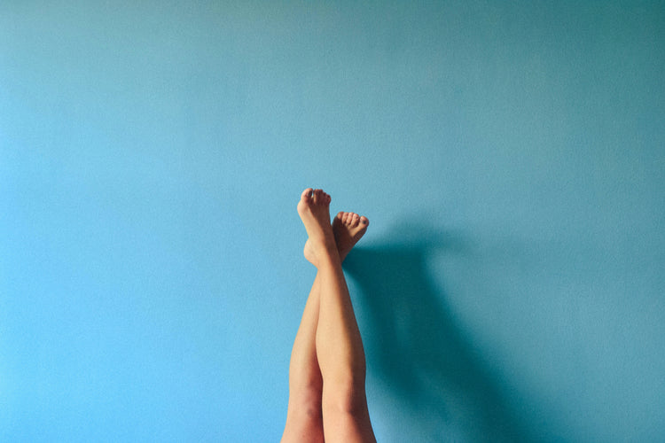 Venen Engel: Beine vor blauer Wand