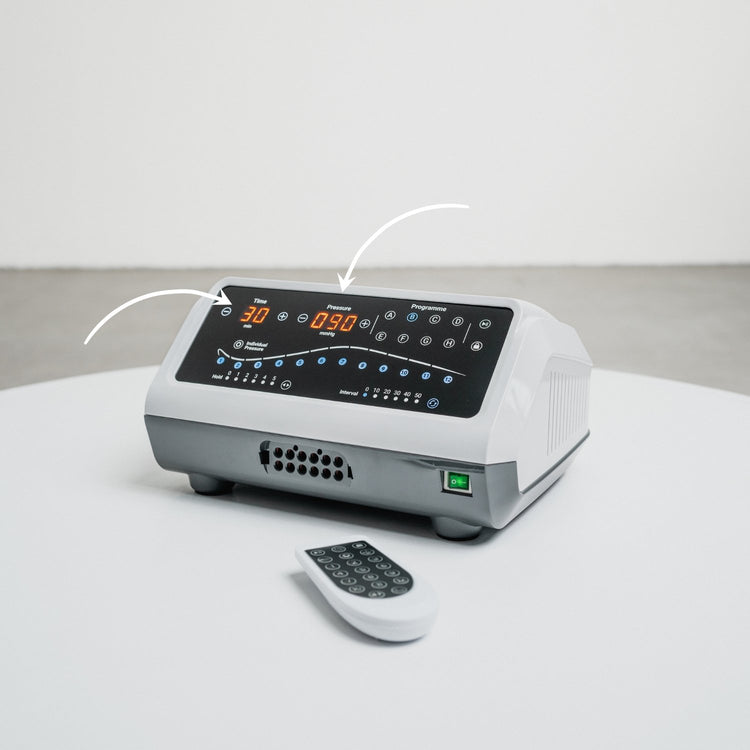 Venen Engel: Nahaufnahme Kompressionsmassagegerät auf weißem Untergrund 