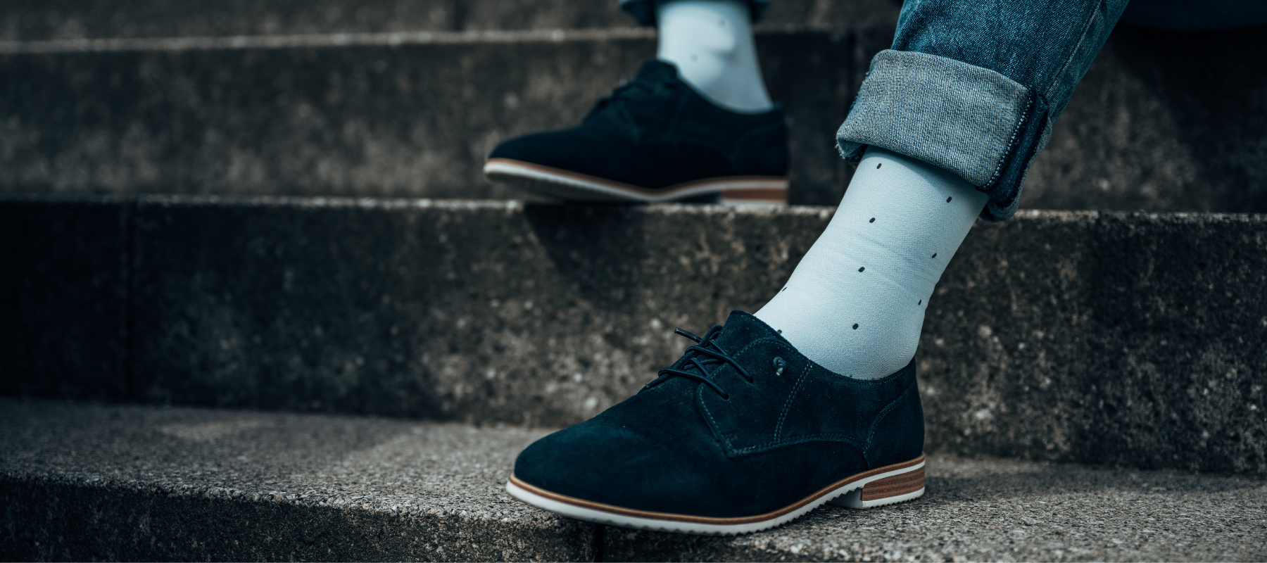 Venen Engel: füße auf treppe in sneaker und kompressionsstrümpfen